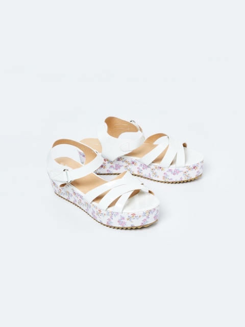 

Fame Forever by Lifestyle Girls White Comfort Sandals 8907362126367