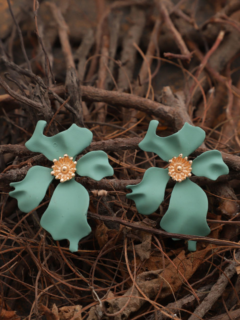 

Crunchy Fashion Green & Gold-Toned Floral Studs