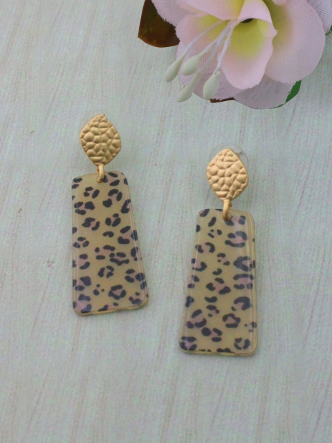 

Sia Art Jewellery Gold-Plated & Beige Geometric Drop Earrings
