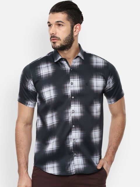 

V Dot Men Black & White Slim Fit Printed Casual Shirt