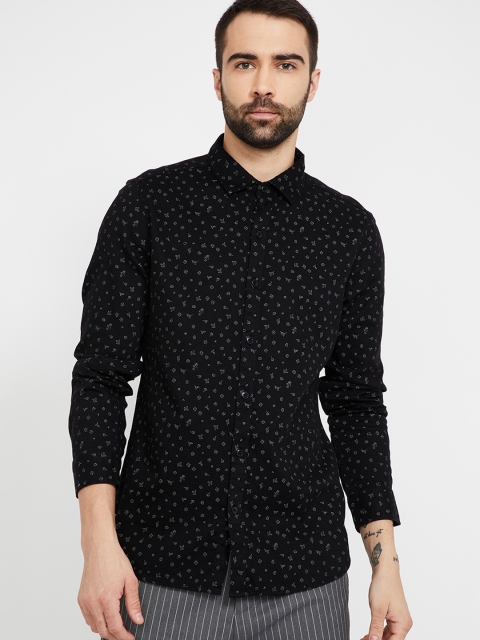 

Forca by Lifestyle Men Black & White Slim Fit Printed Casual Shirt