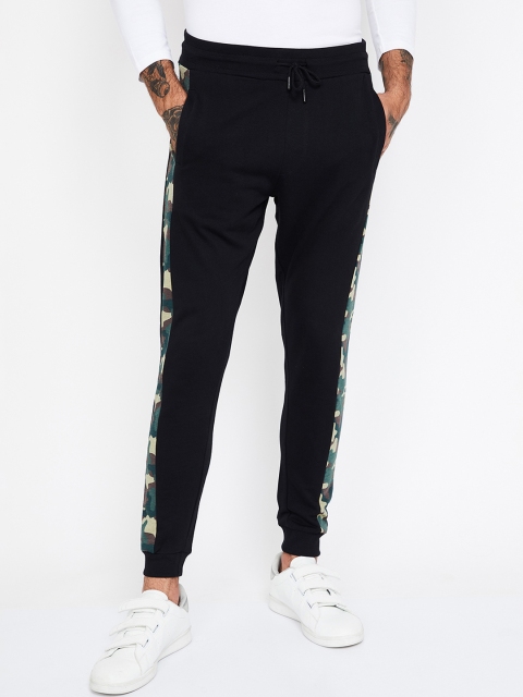 

Fame Forever by Lifestyle Men Black & Green Solid Joggers