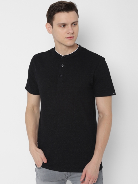 

SKULT by Shahid Kapoor Men Black Solid Round Neck T-shirt