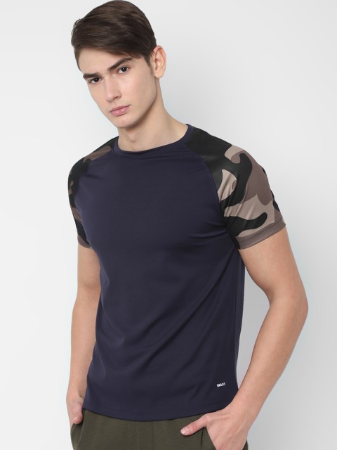 

SKULT by Shahid Kapoor Men Navy Blue Solid Round Neck T-shirt