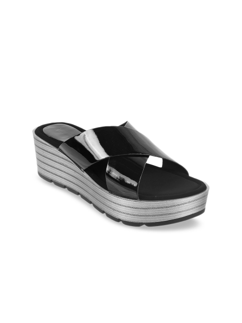 

Metro Women Black Solid Sandals