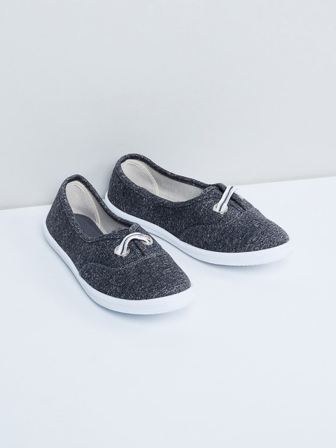 

max Women Grey Woven Design Slip-On Sneakers