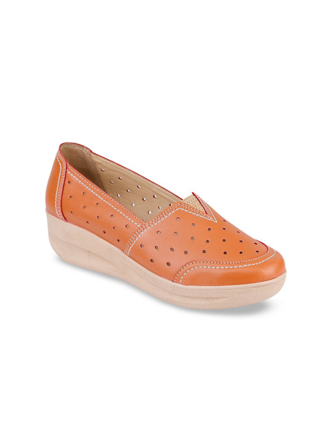 

VALIOSAA Women Beige Textured Pumps