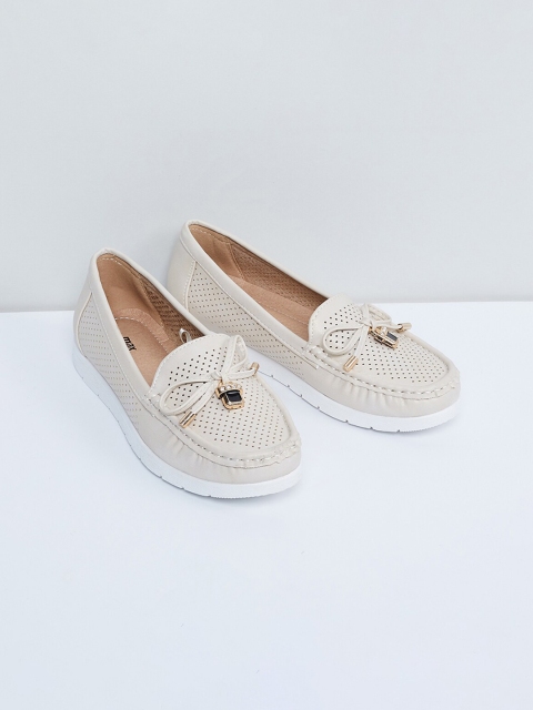 

max Women Beige Solid Taselled Loafers