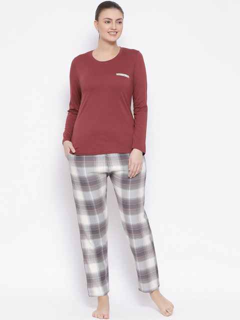 

Kanvin Women Maroon & White Solid Night suit