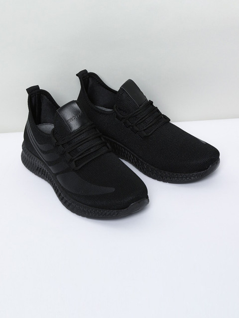 

max Men Black Textile Training or Gym Shoes