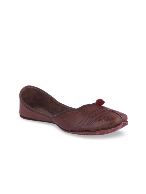 

DESI COLOUR Women Brown Textured Leather Mojaris