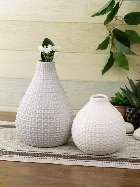

TAYHAA Set of 2 White Textured Flower Vases