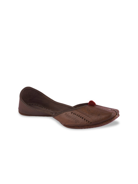 

DESI COLOUR Women Brown Textured Leather Mojaris