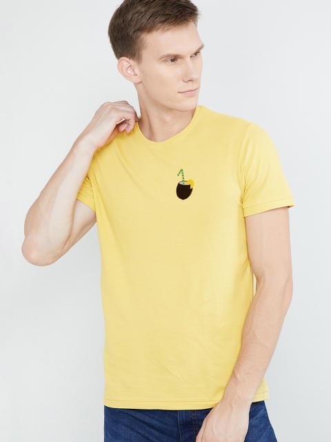 

max Men Yellow Solid T-shirt With Applique
