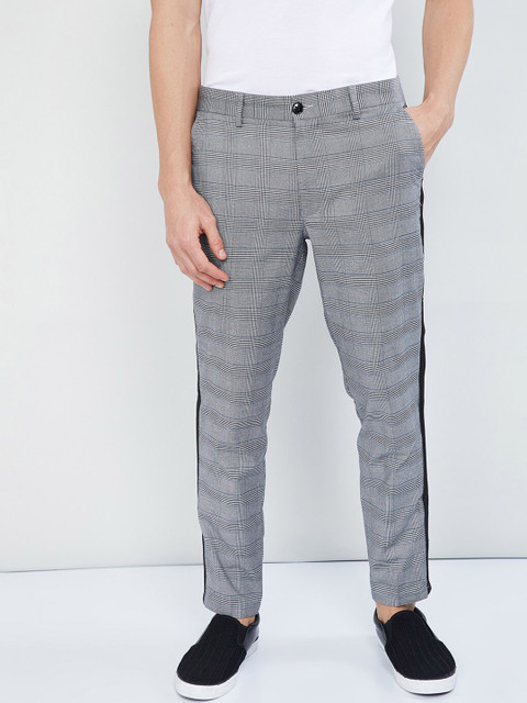 

max Men Grey Regular Fit Checked Trousers