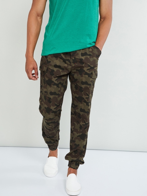 

max Men Green & Beige Regular Fit Printed Joggers