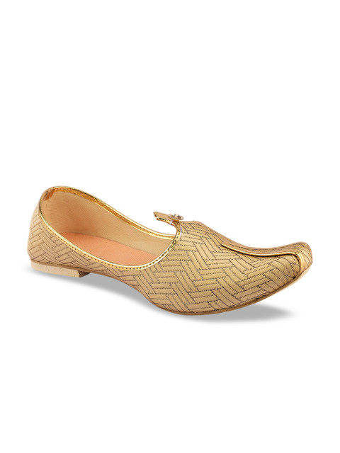 

DESI COLOUR Men Gold-Toned Textured Mojaris