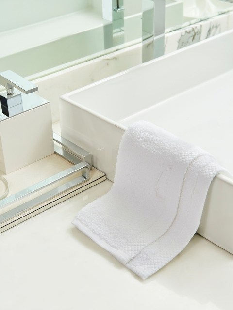 

DDecor Unisex Set Of 2 White Solid 550 GSM Live Beautiful Face Towels