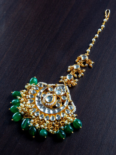 

MORKANTH JEWELLERY Gold-Plated White & Green Kundan-Studded Pearl Beaded Handcrafted Maang Tikka