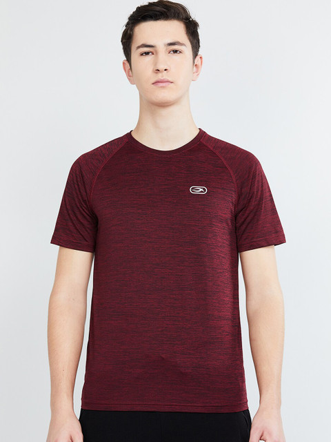 

max Men Burgundy Solid Round Neck T-shirt