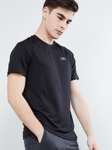 

max Men Black Solid Polo Collar T-shirt