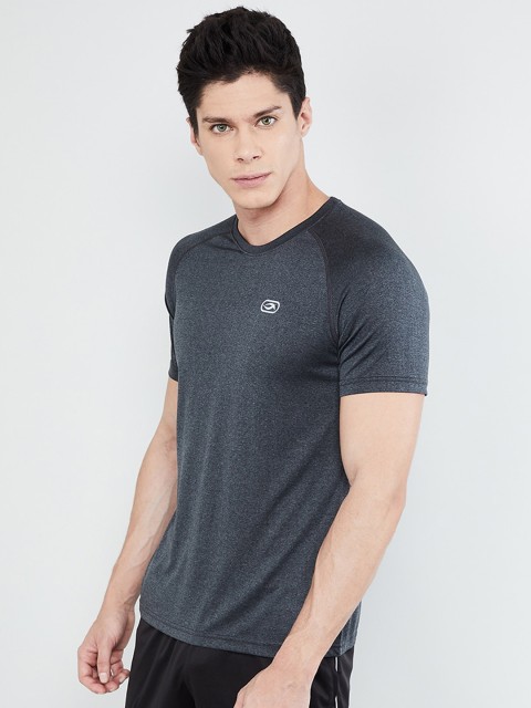 

max Men Grey Solid Round Neck T-shirt