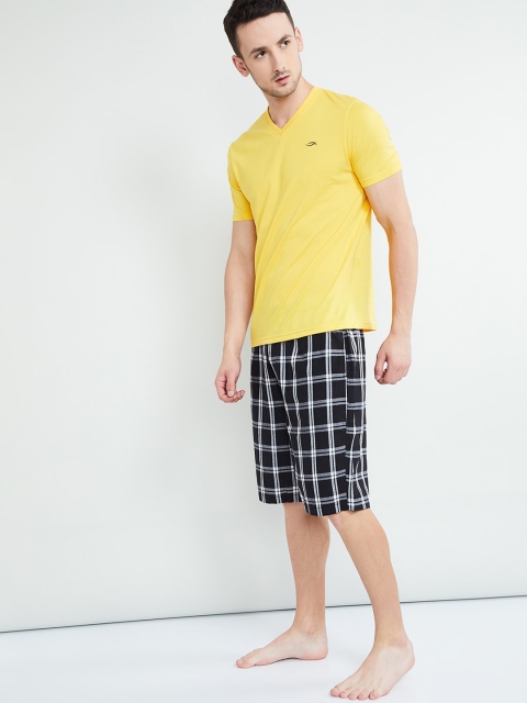 

max Men Black Checked Regular Fit Regular Shorts