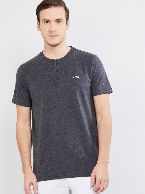 

max Men Grey Solid Henley Neck T-shirt