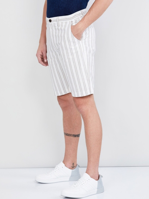 

max Men Off-White Striped Regular Fit Regular Shorts