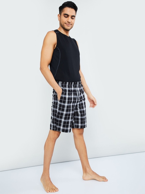 

max Men Black Checked Regular Fit Regular Shorts