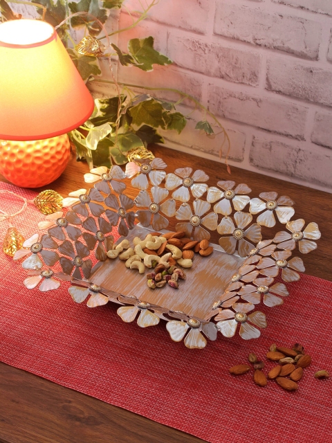 

Aapno Rajasthan Silver-Toned Flower Patterned Tray