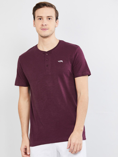 

max Men Burgundy Solid Henley Neck T-shirt
