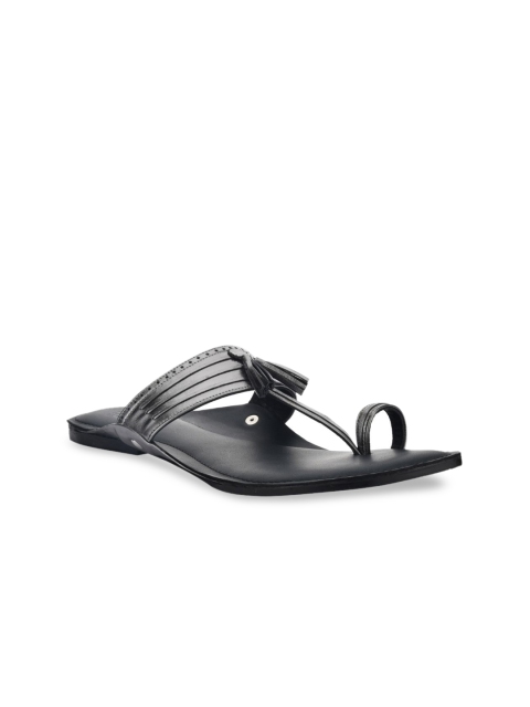 

SKO Men Silver-Toned & Black Solid Leather Kolhapuri One Toe Flats