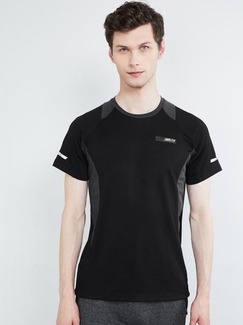 

max Men Black Solid Round Neck T-shirt