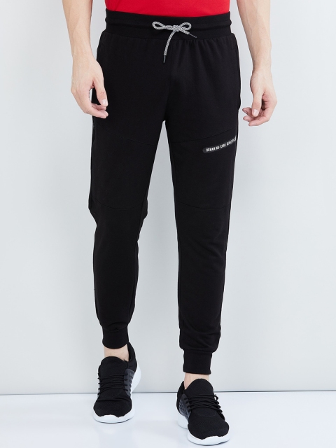 

max Men Black Solid Straight-Fit Joggers