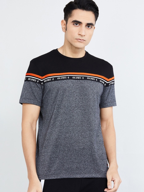 

max Men Black Colourblocked Round Neck T-shirt