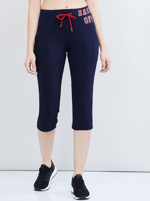 

max Women Navy Blue Solid Slim Fit Capris