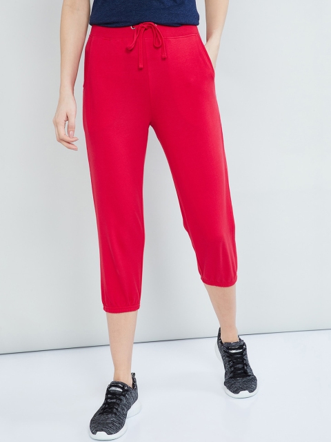

max Women Coral Solid Regular Fit Capris