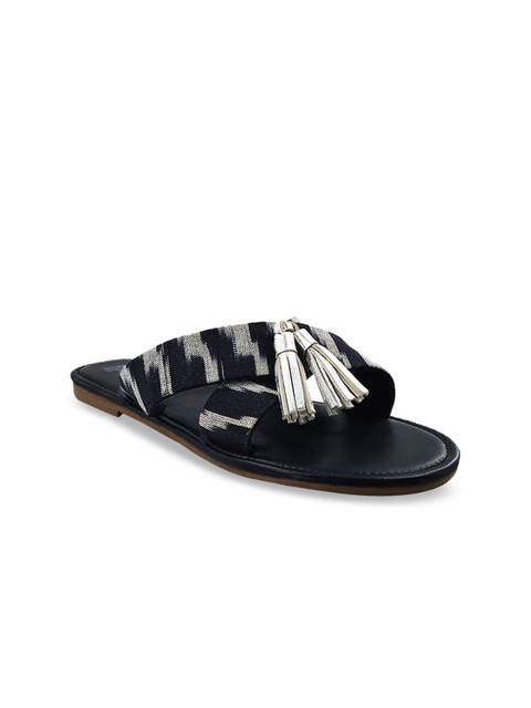 

THE MADRAS TRUNK Women Black Woven Design Leather Open Toe Flats