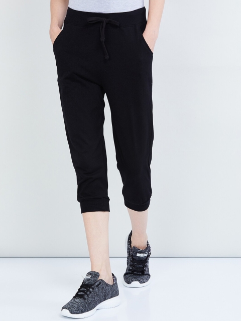 

max Women Black Solid Regular Fit Capris