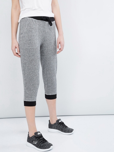 

max Women Grey Solid Slim Fit Capris