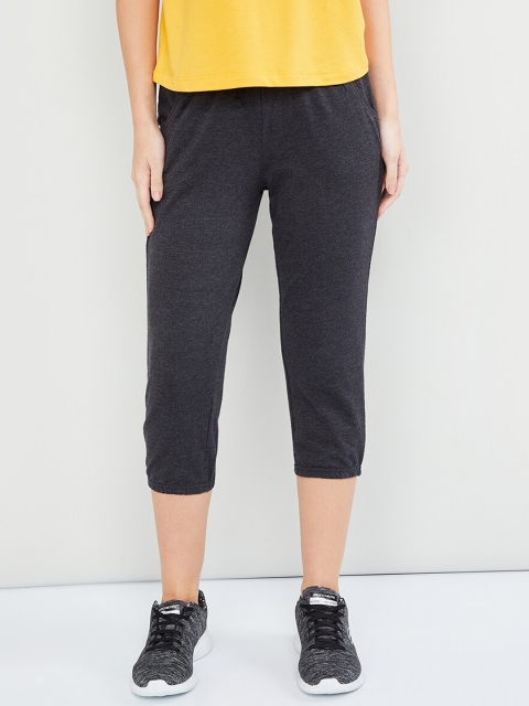 

max Women Grey Solid Tight Fit Capris