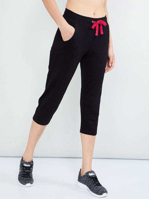 

max Women Black Solid Tight Fit Capris
