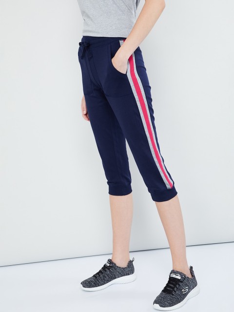 

max Women Navy Blue Solid Skinny Fit Capris