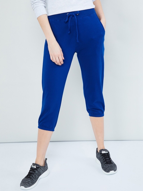 

max Women Blue Solid Regular Fit Capris