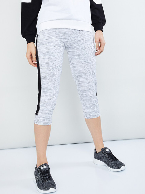 

max Women Grey Striped Tight Fit Capris