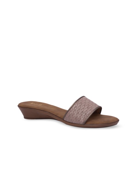 

Inc 5 Women Pink Textured Wedges