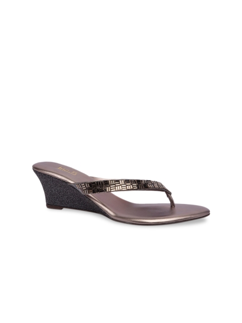 

Inc 5 Women Grey Textured Sandals