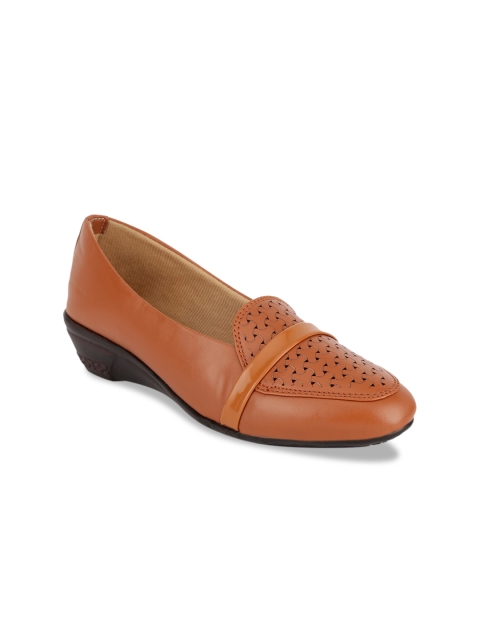 

TRASE Women Tan Brown Solid Pumps