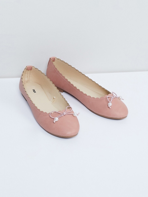 

max Women Pink Solid Sandals